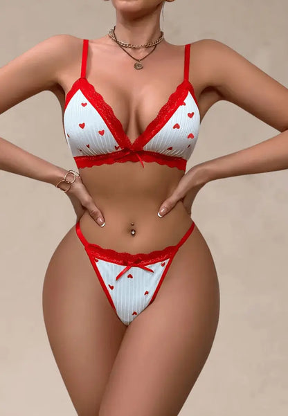 Biały komplet bielizny damski biustonosz i stringi z czerwonymi serduszkami