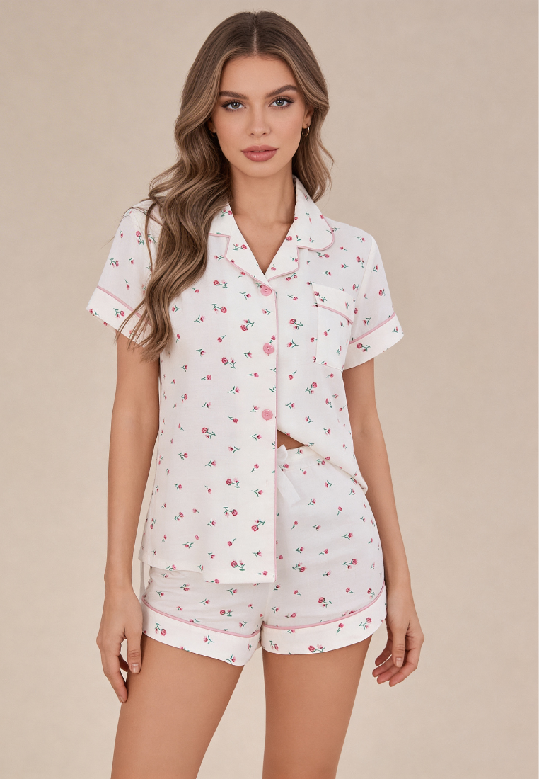 Kremowy komplet piżamowy damski z koszulą i spodenkami w kwiaty