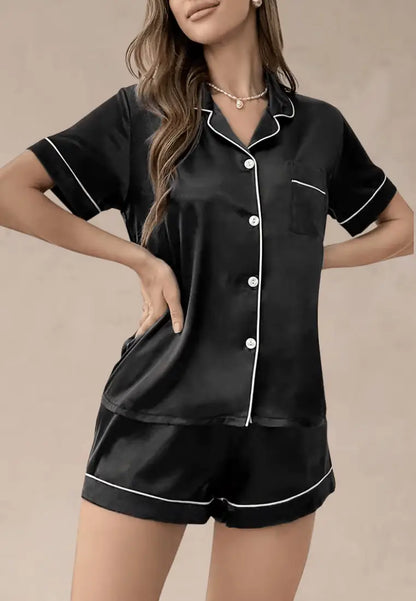 Czarny komplet piżamowy damski z koszulą i szortami satynowy
