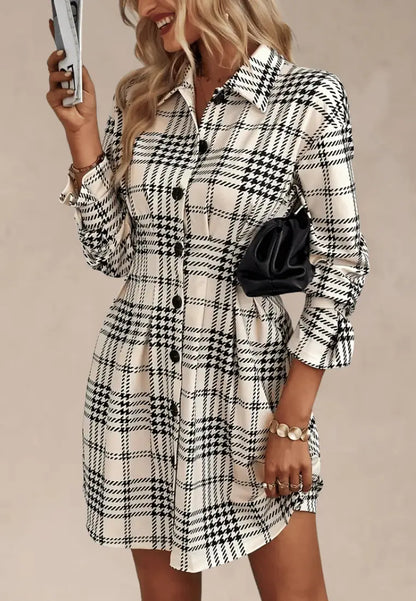 Biało-czarna sukienka koszulowa w pepitkę z długim rękawem i kołnierzykiem