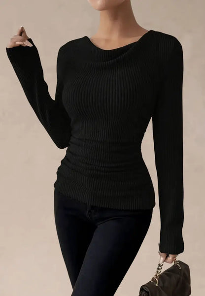 Czarny sweter damski prążkowany z dekoltem woda