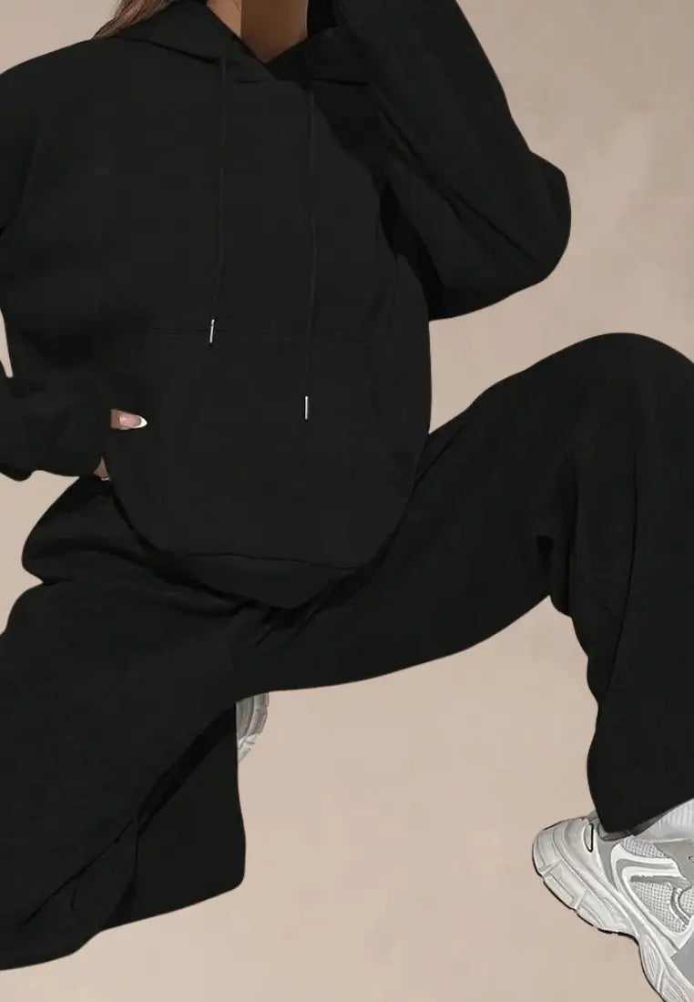 Czarny komplet dresowy damski z kapturem i szerokimi nogawkami