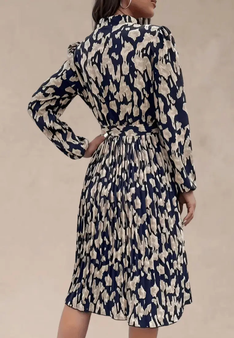 Granatowo‑beżowa sukienka midi w animal print z paskiem i długim rękawem