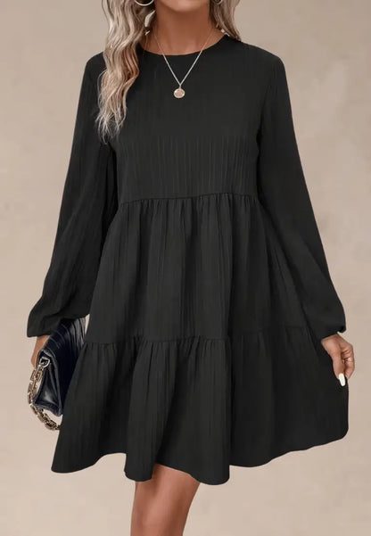 Czarna sukienka z prążkowanej tkaniny z długim rękawem