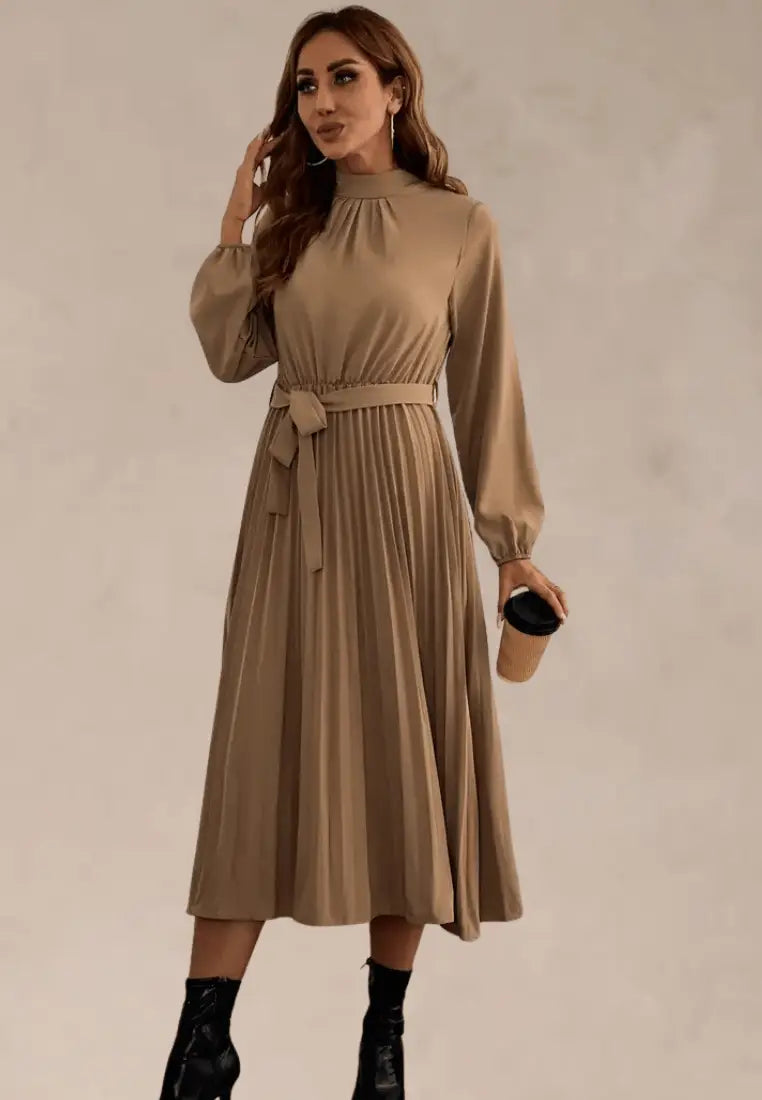 Beżowa sukienka midi z plisowanym dołem, stójką i paskiem