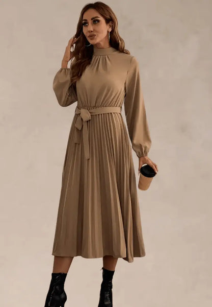 Beżowa sukienka midi z plisowanym dołem, stójką i paskiem