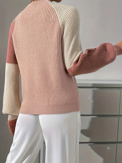 Sweter damski w odcieniach pudrowego różu i ecru z szerokimi rękawami