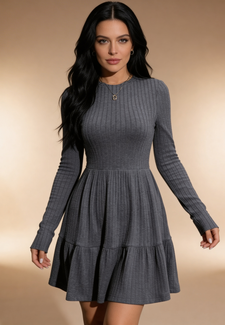 Grafitowa sukienka dzianinowa z rozkloszowanym dołem i rękawem