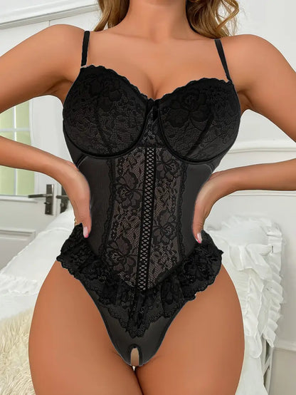 Czarne koronkowe gorsetowe body z falbanką i wycięciem