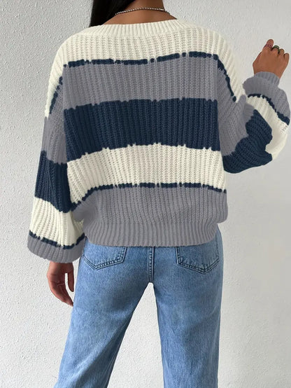 Sweter w szerokie pasy w odcieniach białego z niebieskim Granatowy