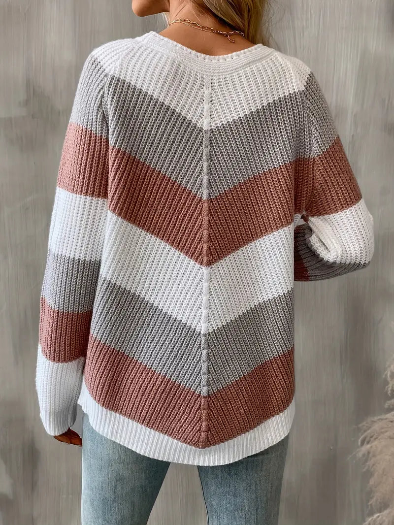 Sweter damski w paski beżowo-szaro-białe o kroju oversize