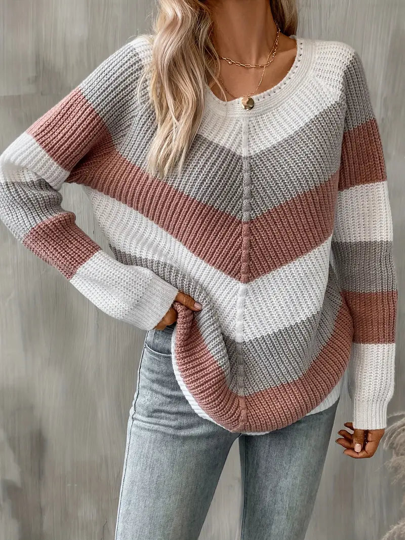 Sweter damski w paski beżowo-szaro-białe o kroju oversize