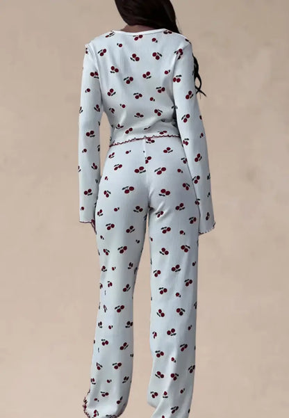 Biały komplet piżamowy damski z długim rękawem i długimi spodniami w wiśnie