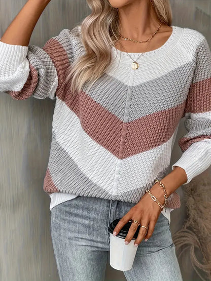 Sweter damski w paski beżowo-szaro-białe o kroju oversize