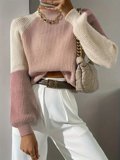 Sweter damski w odcieniach pudrowego różu i ecru z szerokimi rękawami