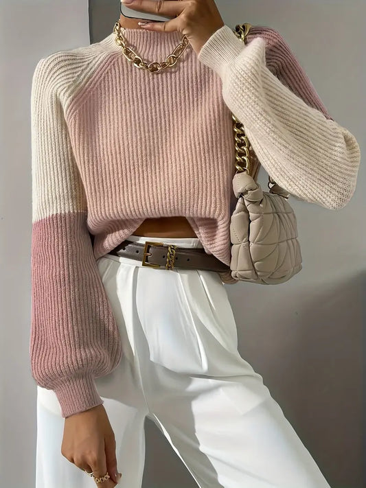 Sweter damski w odcieniach pudrowego różu i ecru z szerokimi rękawami