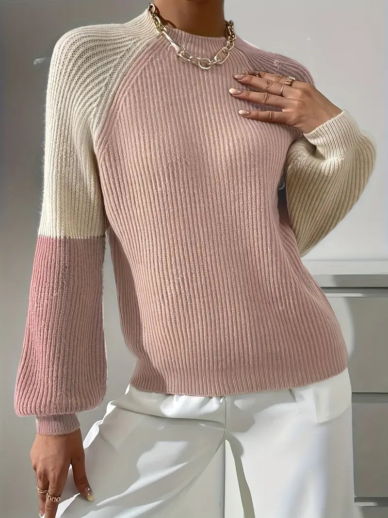 Sweter damski w odcieniach pudrowego różu i ecru z szerokimi rękawami