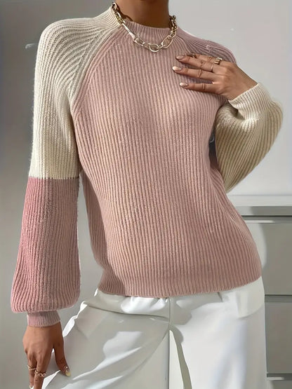 Sweter damski w odcieniach pudrowego różu i ecru z szerokimi rękawami